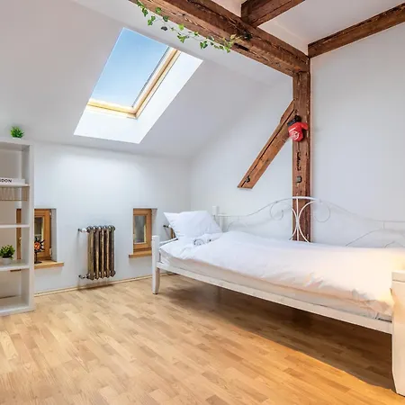 Old Loft, 2br, 7 Guests * Riga