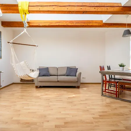 Old Loft, 2br, 7 Guests 아파트 리가
