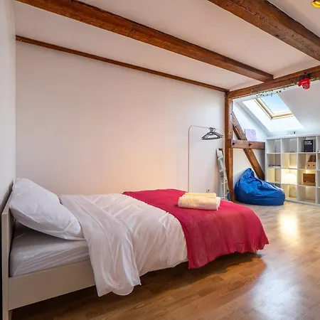Old Loft, 2br, 7 Guests 아파트 리가